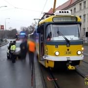 Střet auta s tramvají na Borech