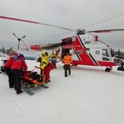 Pro lyžaře s podezřením na vážnější poranění páteře musel letěl vrtulník