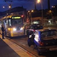 Auto v kolejišti zastavilo tramvajovou dopravu