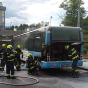 Ani pět hasicích přístrojů na požár autobusu nestačilo