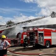 Požár v zemědělském areálu, na místě zasahuje osm jednotek hasičů