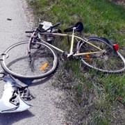 Cyklistka odbočila přímo před jedoucí auto, na místě zemřela