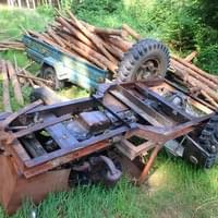 Muž zahynul pod převráceným traktorem