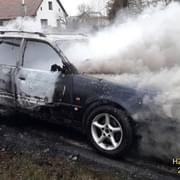 Oheň vozidlo zcela zničil