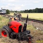 Vlak smetl na přejezdu traktor s cisternou, řidič zemřel