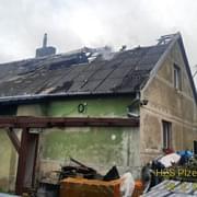 Ranní požár střechy domu