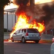 Požár auta na parkovišti Tesco Rokycanská