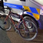 Opilý cyklista napadal záchranářku i policisty