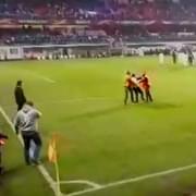 Fanoušek Bukurešti vběhl na plochu stadionu, zpacifikovala ho ochranka