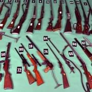 Obchodník se zbraněmi ukrýval větší množství nelegálních zbraní