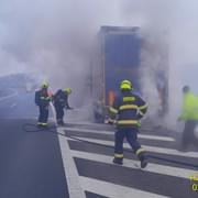 Požár nákladního vozu na dálnici