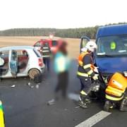 Střet dodávky s osobním vozem, na místě dvě zraněné ženy