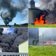 U požáru ve firmě Konstruktpol zasahují desítky hasičů