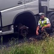 Polák jel po dálnici s náklaďákem bez předního kola