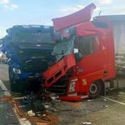 Střet tří kamionů uzavřel dálnici D5 ve směru z Plzně na Prahu