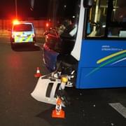 Pravděpodobně černý Citroen naboural do autobusu a z místa ujel
