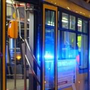 Neznámý pachatel zaútočil v tramvaji na dívku