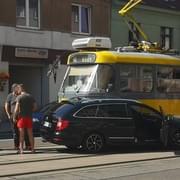 Mladý řidič vjel přímo před tramvaj
