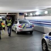 Strážní na plzeňském nádraží zbili, oloupili a poté ještě týrali muže