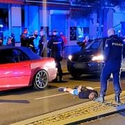 Policejní zátarasy, namířené zbraně a zatýkání v centru Plzně