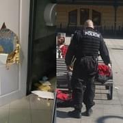 Rozzuřená žena prokopala dveře záchodu na nádraží
