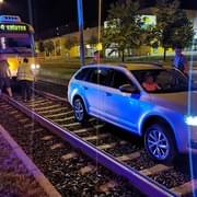 Auto zcela opilého řidiče u Plzeňky vyprošťovala tramvaj