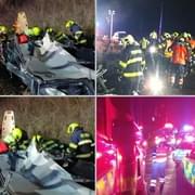 Střet vlaku s autem - hasiči ze zbytku vozu vyprošťují ženu